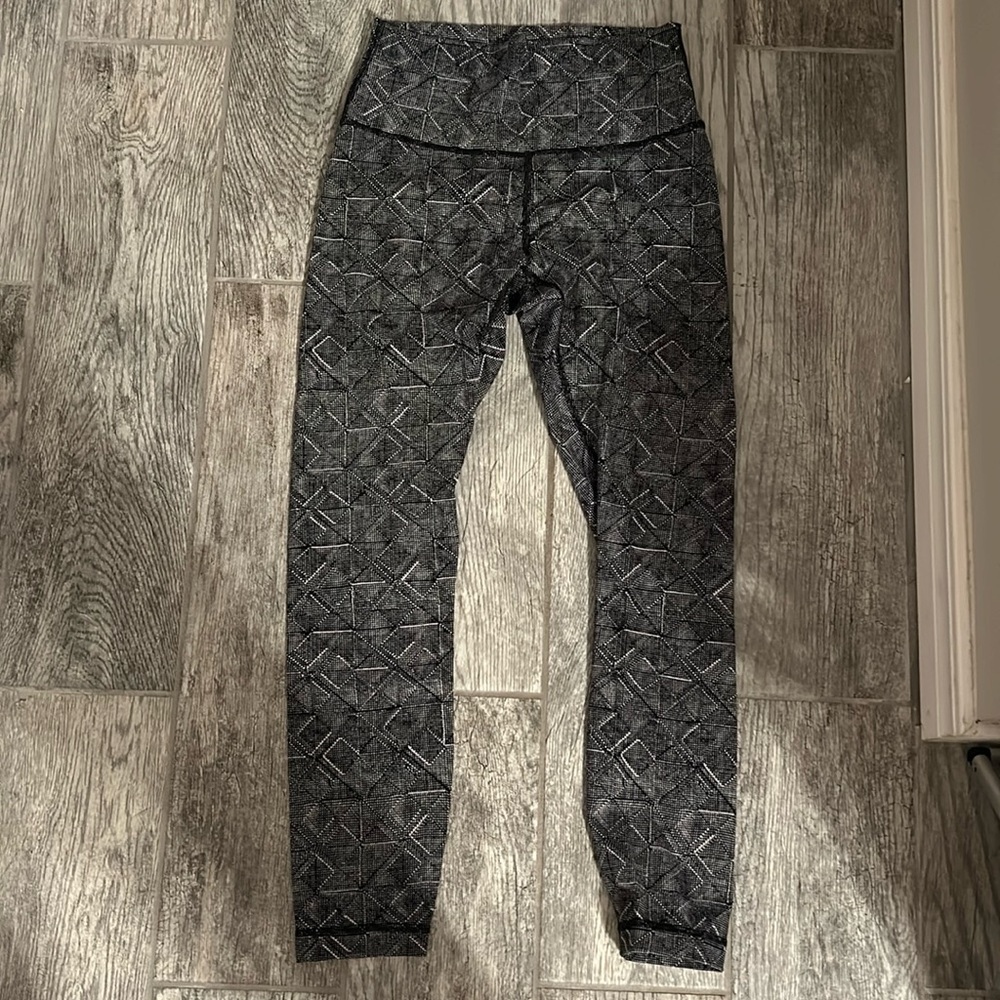 Black-and-white geometric Lululemon leggings, size 6